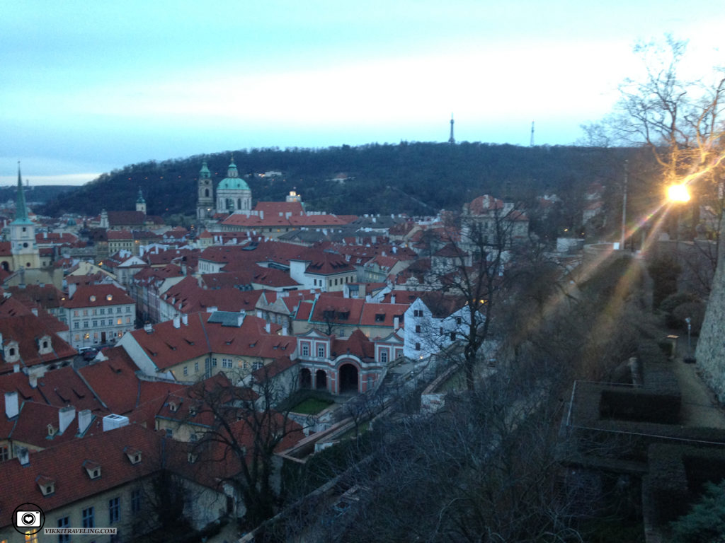Вид на город со ступенек в Пражском граде | Vikkitraveling Blog