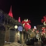 Рождественские укращения около школы Freres