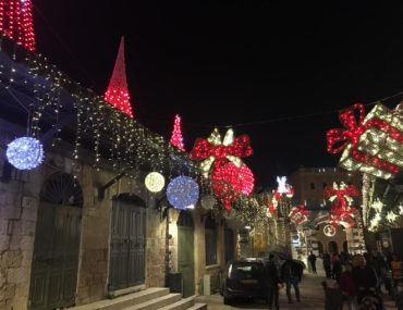 Рождественские укращения около школы Freres