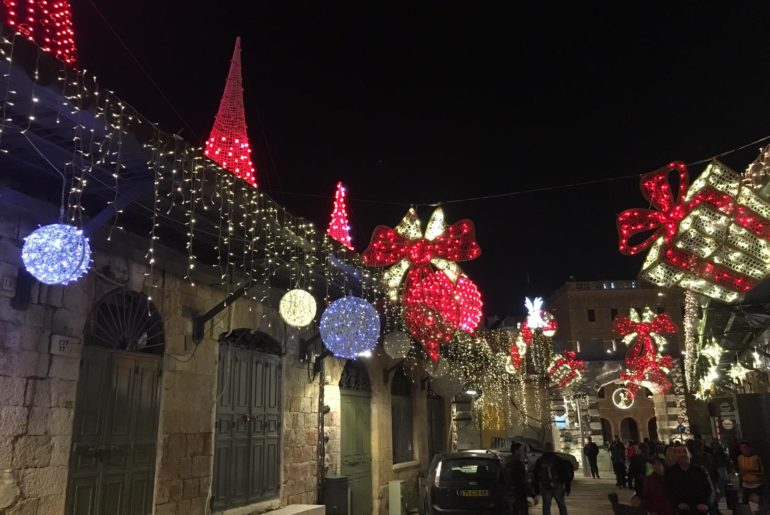 Рождественские укращения около школы Freres