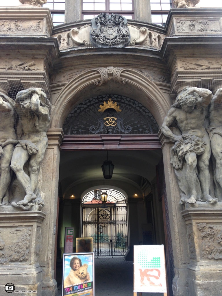 Вход в здание Clam-Gallas Palace в Праге | Vikkitraveling Blog