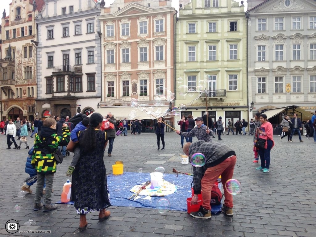 Шоу мыльных пузырей на Староместской площади | Vikkitraveling Blog