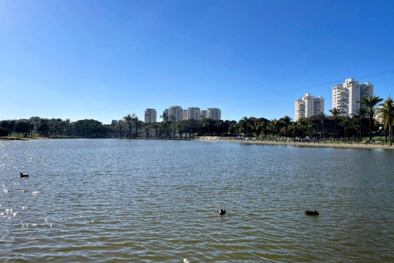 Озеро в парке Менахем Бегин в Тель-авиве | Vikki Traveling Blog