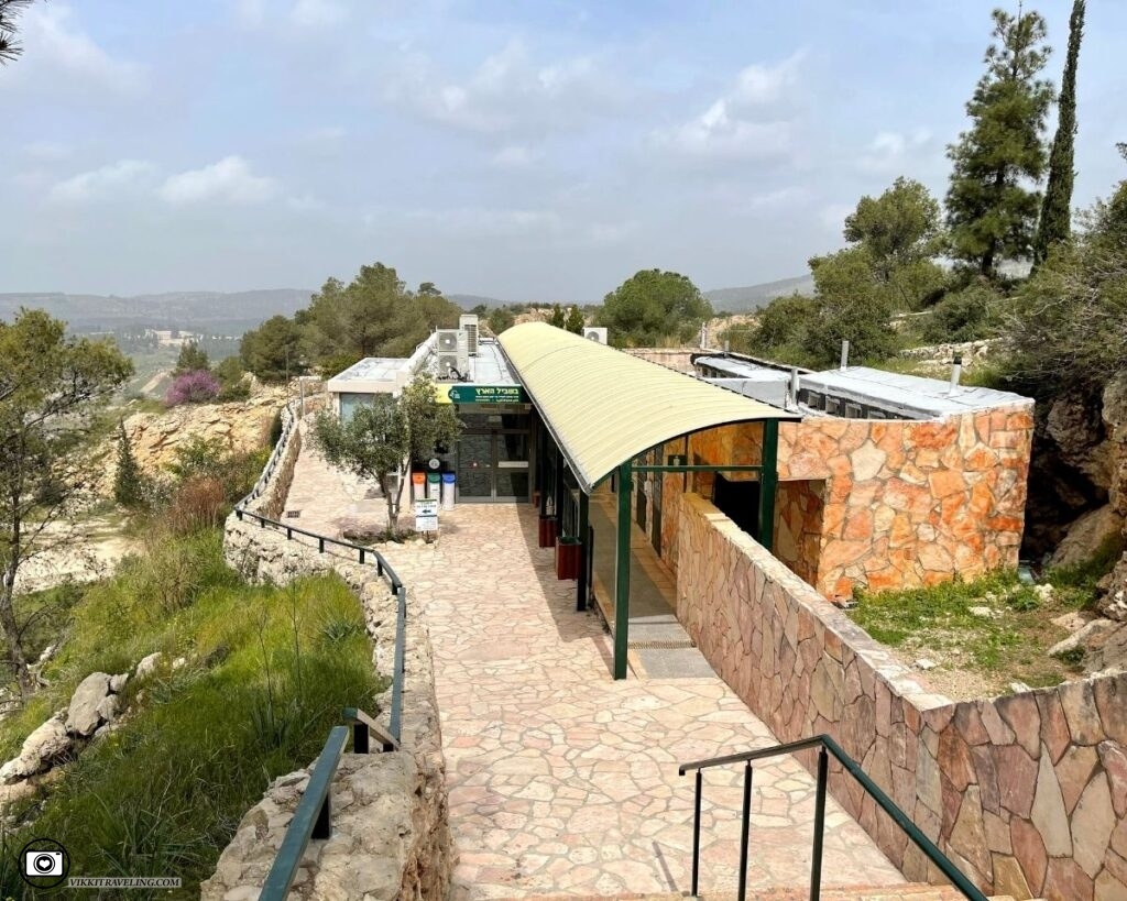 Вход в сталактитовую пещеру в Израиле | Vikkitraveling Blog