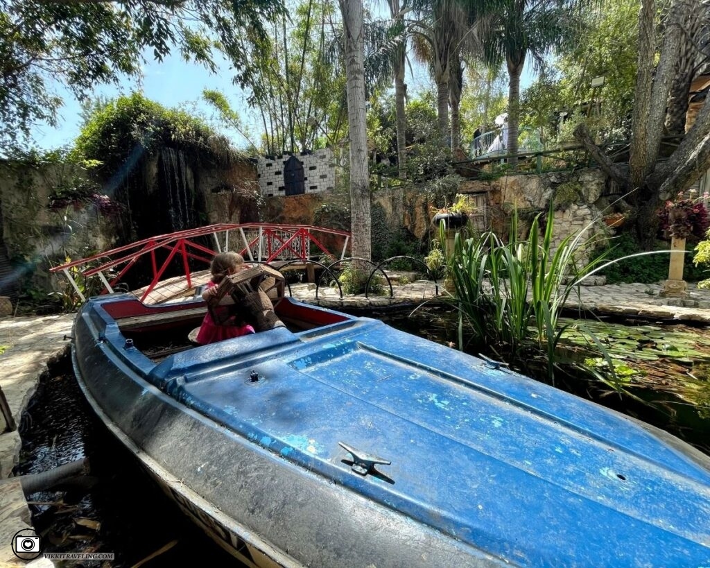 Лодка в Almona gardens в Джулисе | Vikkitraveling Blog